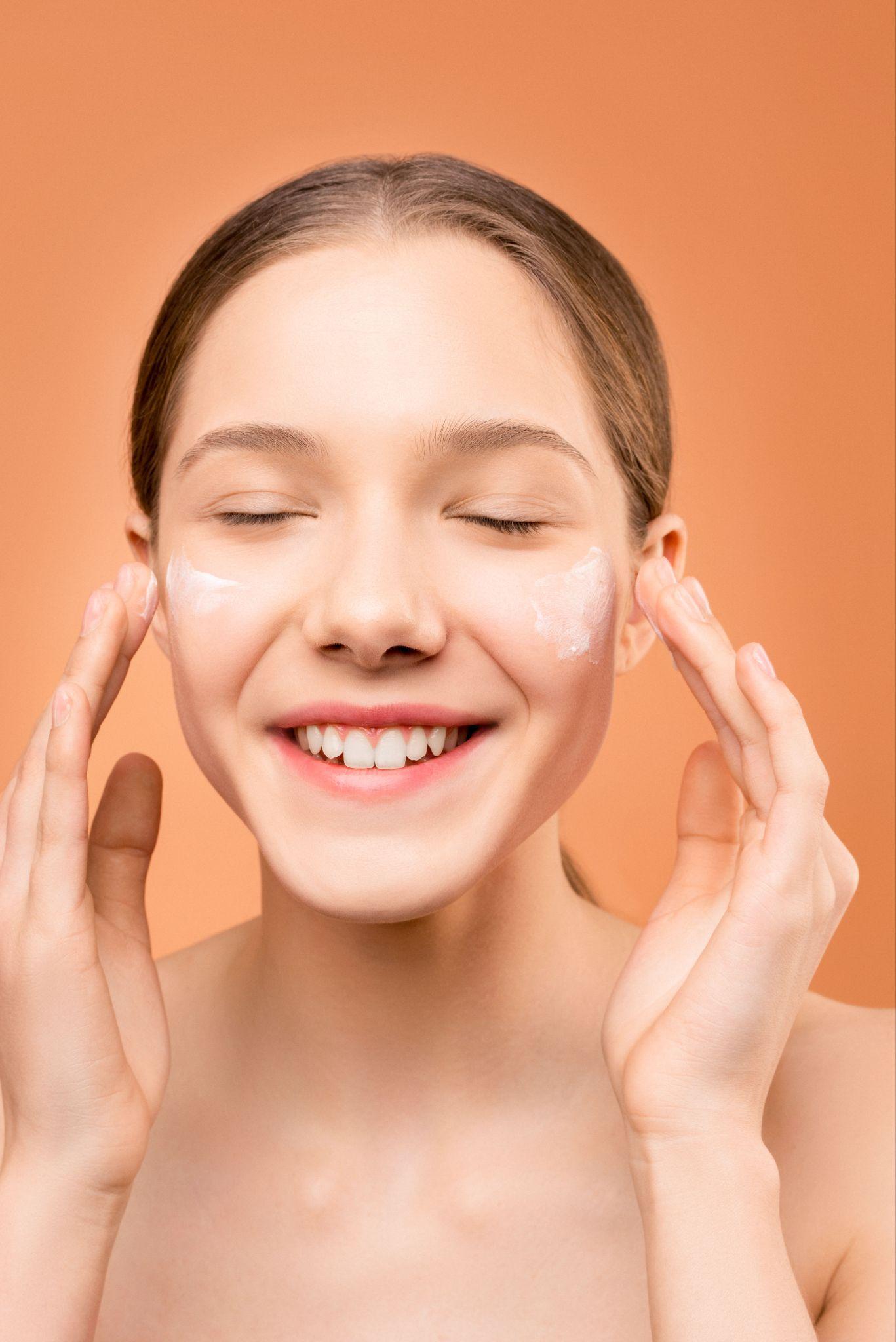 Application d’une crème solaire légère et non comédogène sur le visage, adaptée aux peaux mixtes