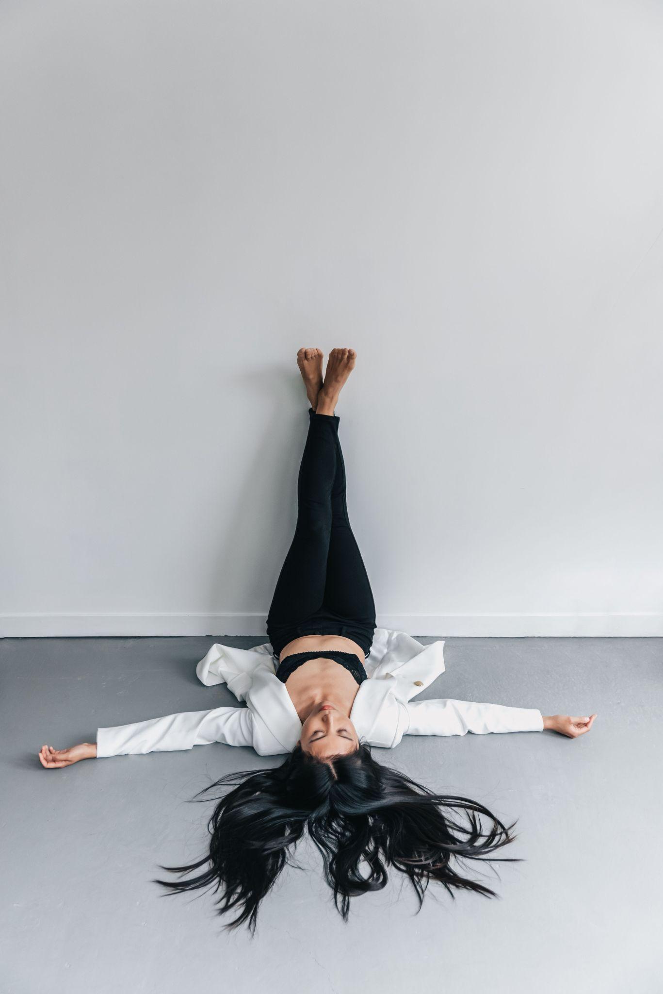Femme allongée en position de détente, symbole du lâcher-prise dans un institut holistique