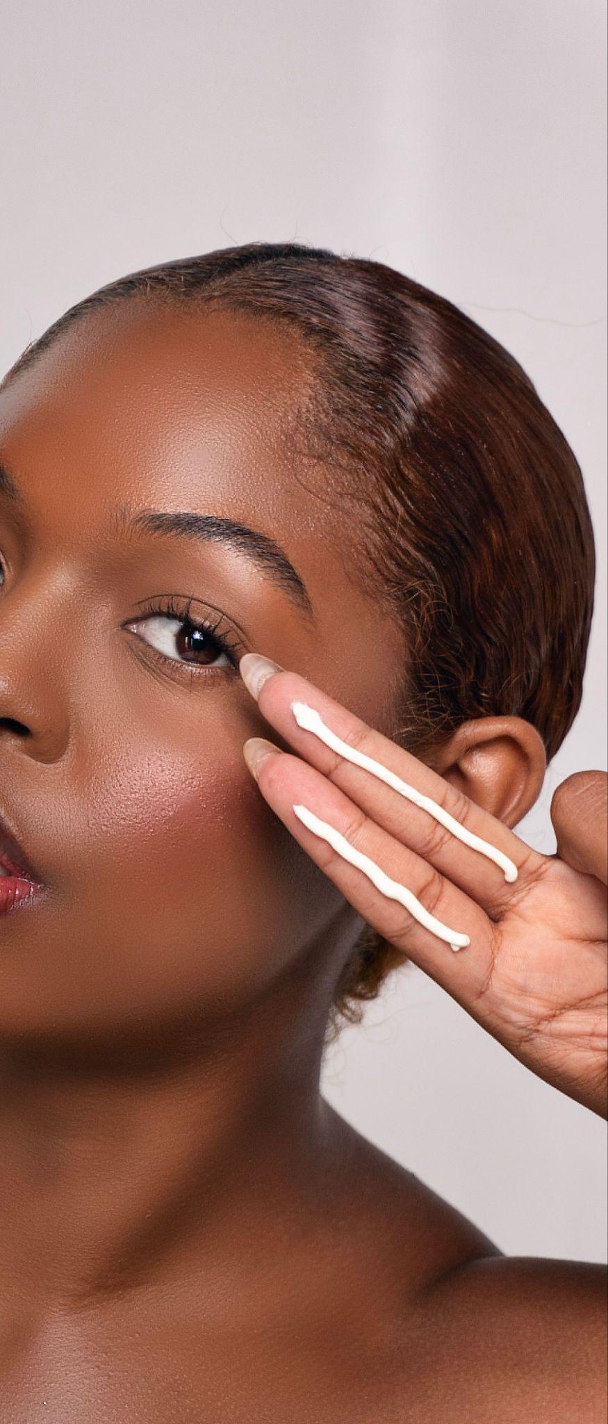 Quantité de crème solaire équivalente à deux longueurs de doigts pour le visage et le cou