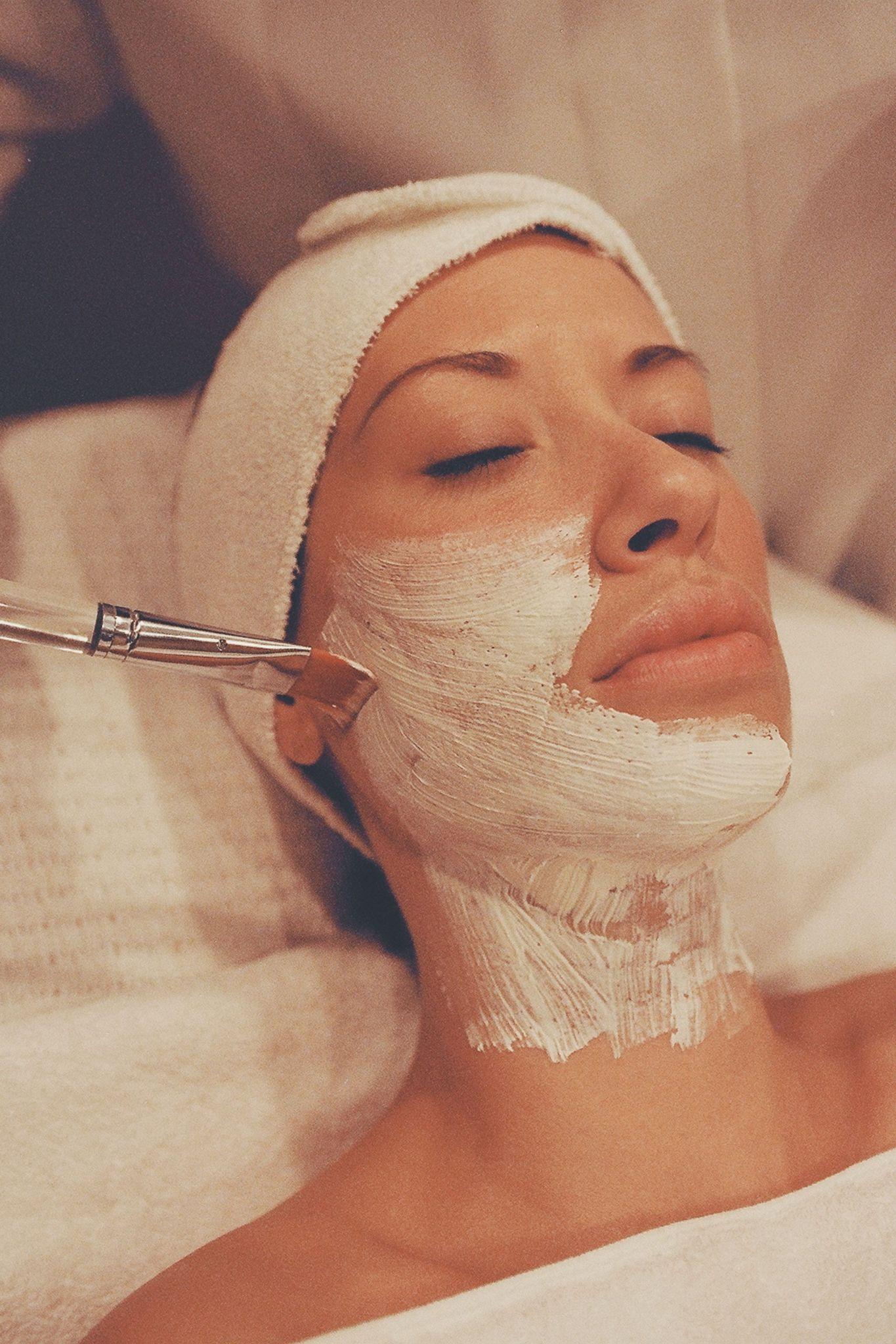 Soin du visage en institut à Villeneuve-Loubet, application d’un masque au pinceau