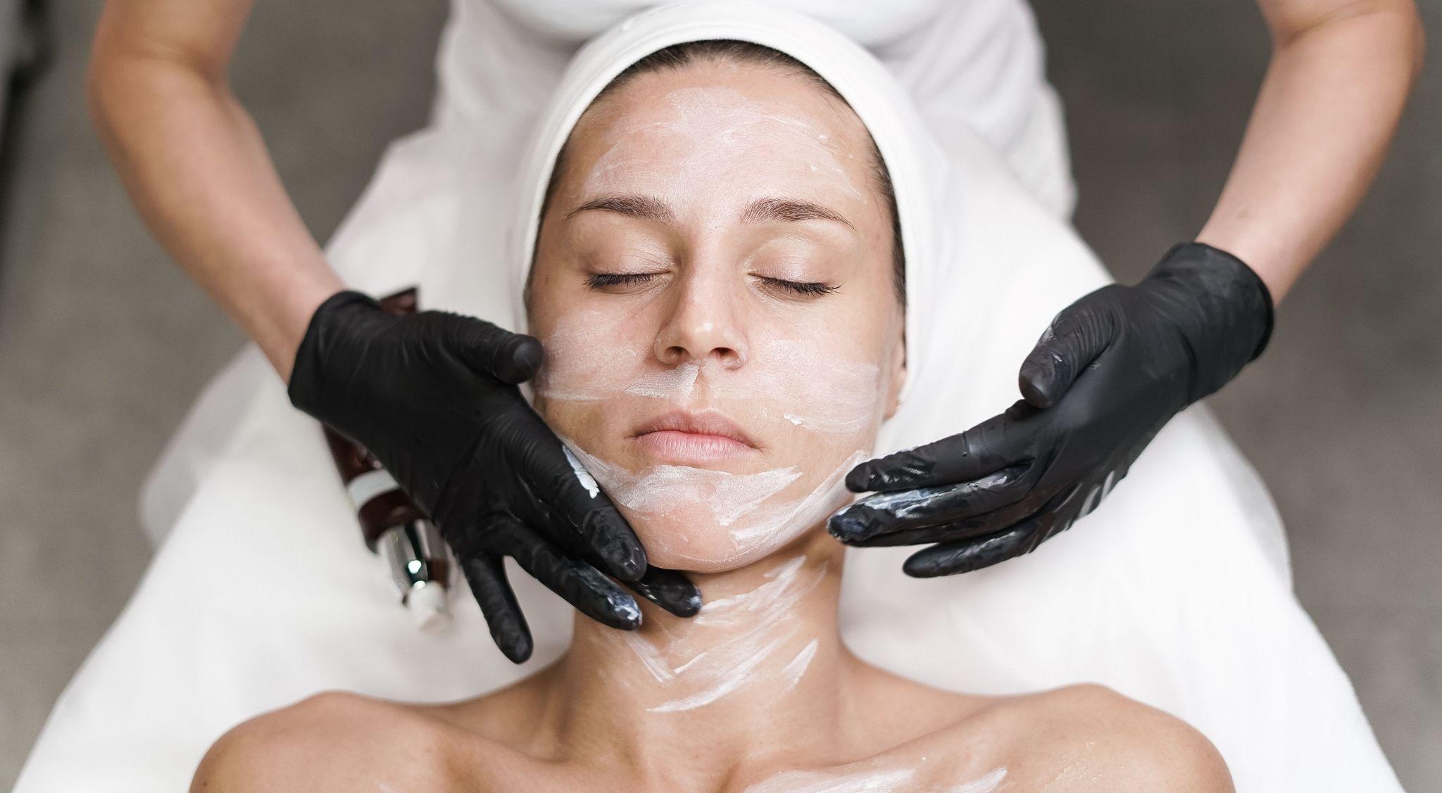 Esthéticienne réalisant un soin du visage personnalisé à la Marina Baie des Anges