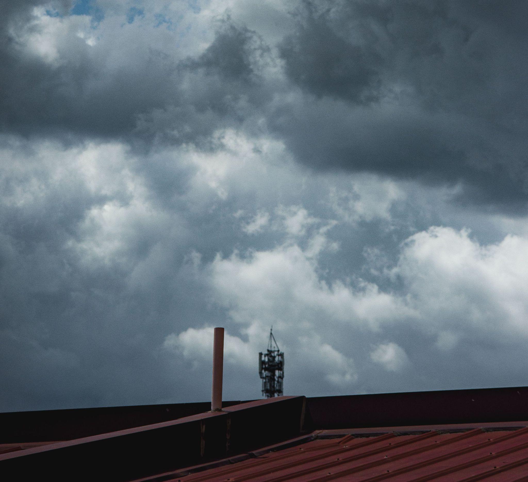 Ciel nuageux illustrant les rayons UVA qui traversent les nuages même par temps couvert