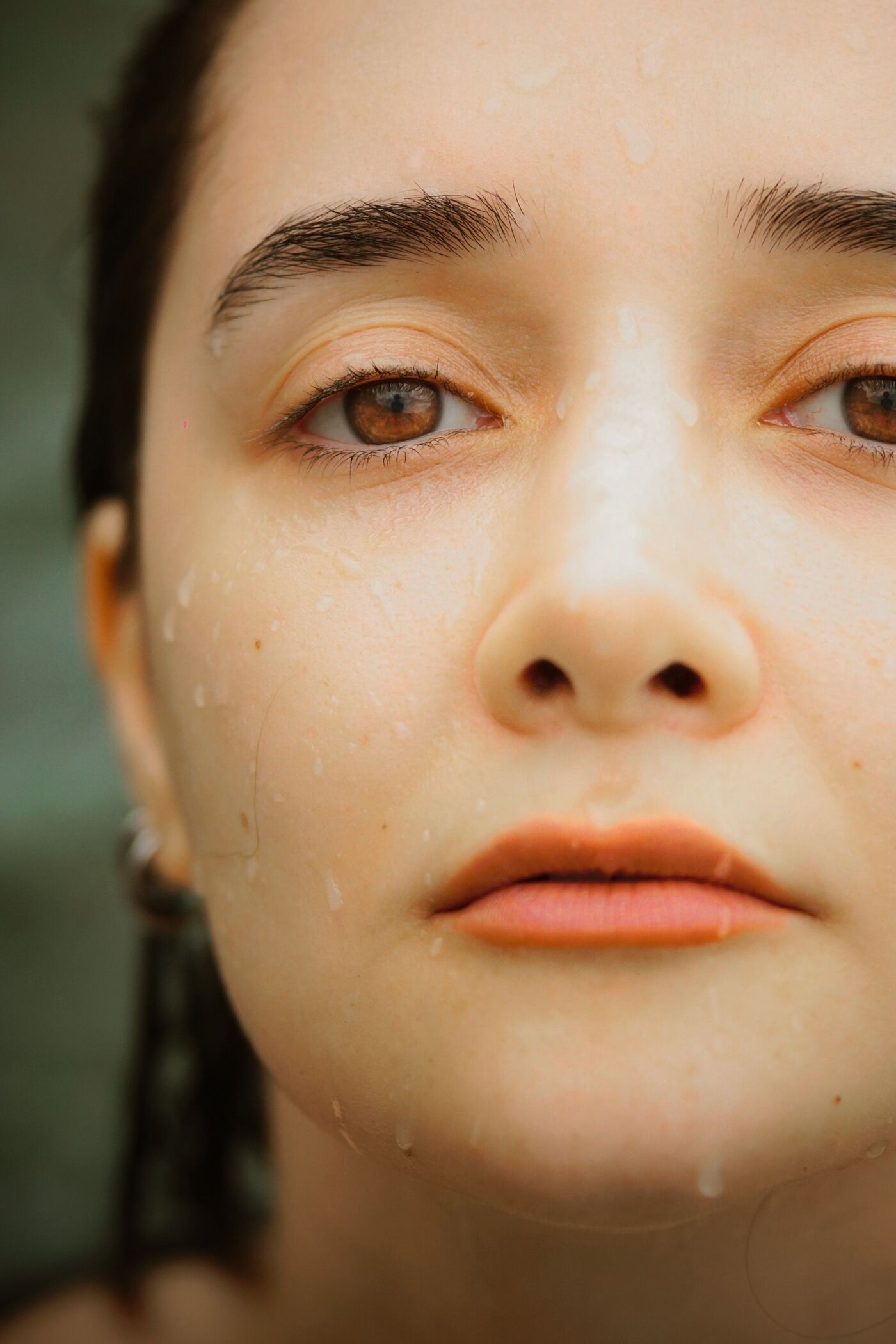 Gros plan sur un visage de femme au naturel, peau mixte à grasse pouvant manquer d’eau