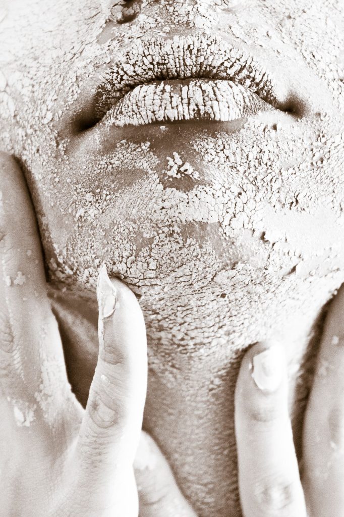 Visage à la peau très sèche et craquelée, illustrant la différence entre peau sèche et peau déshydratée